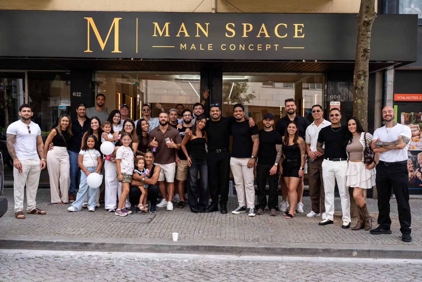 Equipa e convidados reunidos à porta da Man Space durante a inauguração